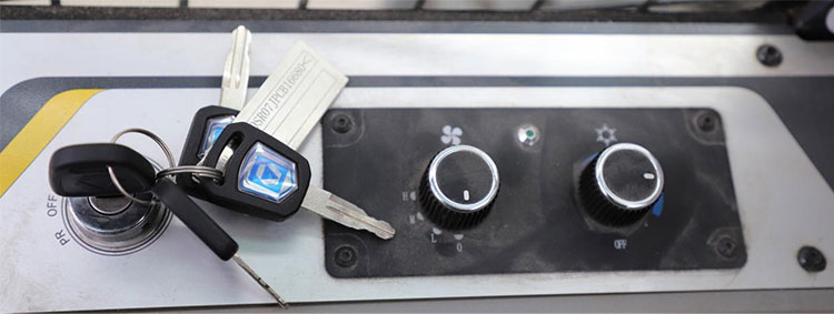 컴팩트 스키드 스티어 로더